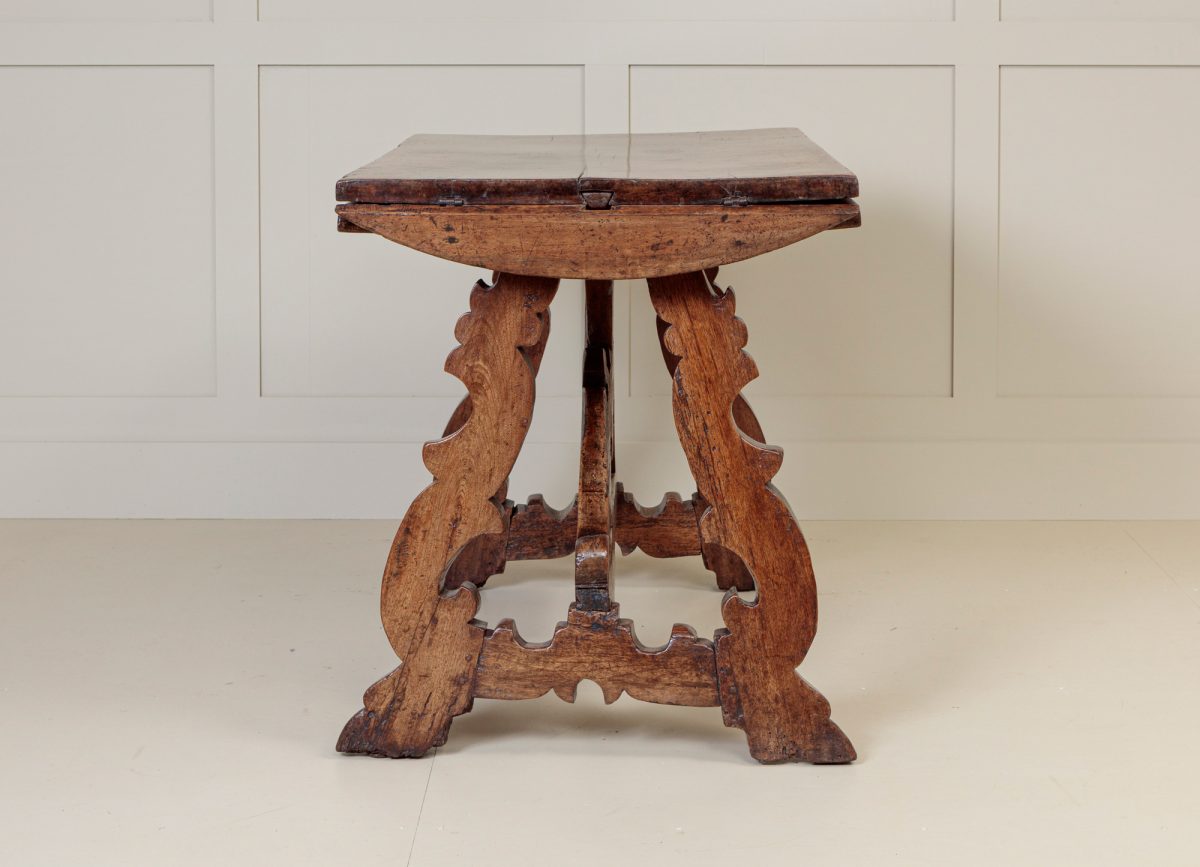 17th Century Rustic Spanish Walnut dropleaf Table - Image 3