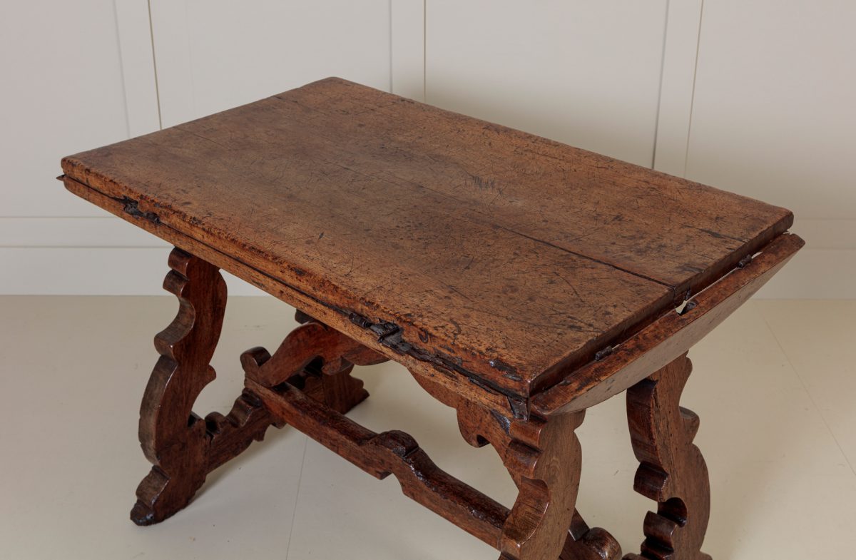 17th Century Rustic Spanish Walnut dropleaf Table - Image 4
