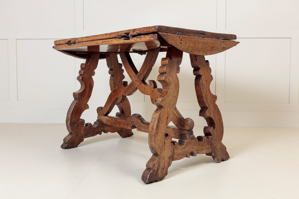 17th Century Rustic Spanish Walnut dropleaf Table - Image 7