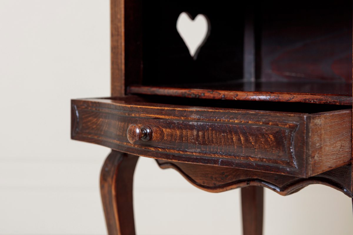 Pair French Serpentine bedside cabinets - Image 4